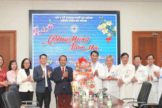 Phó Bí thư Thường trực Thành ủy Đà Nẵng Nguyễn Đình Vĩnh chúc Tết các cơ sở y tế