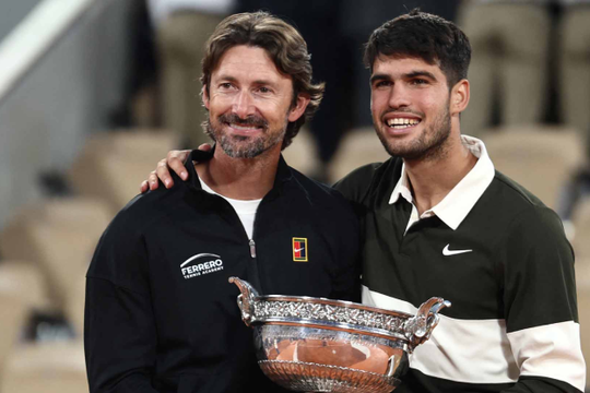 Carlos Alcaraz đăng quang Australian Open 2026 và tranh cãi thái độ với HLV cũ Ferrero