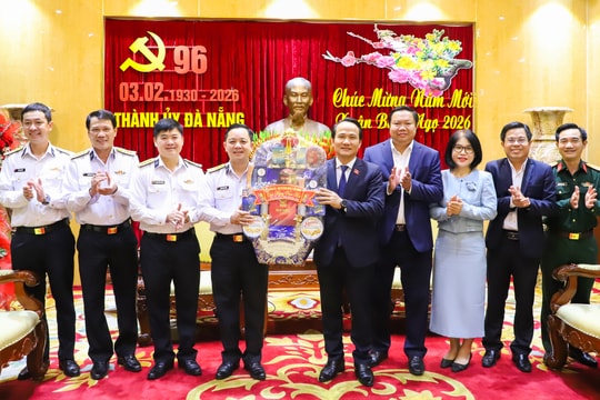 Phó Bí thư Thường trực Thành ủy Nguyễn Đình Vĩnh tiếp Bộ Tư lệnh Vùng 3 Hải quân đến chúc Tết