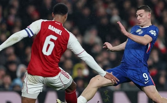 Chiếc áo Chelsea quá chật với Liam Delap sau thất bại trước Arsenal tại Carabao Cup