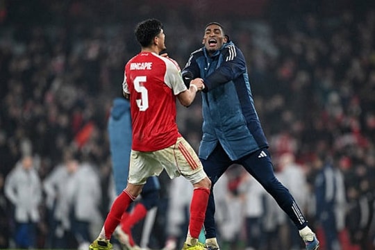 Piero Hincapie hóa đá tảng giúp Arsenal hạ Chelsea để tiến vào chung kết Carabao Cup