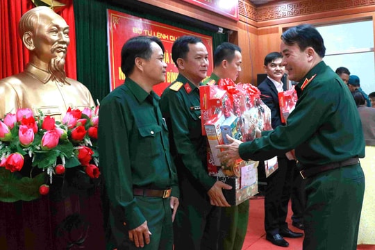 Lãnh đạo Quân khu 5 tặng quà Tết tại xã Nam Phước
