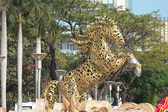 Two horse mascots illuminate Da Nang Flower Street 2026