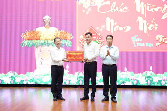 Chánh án Tòa án Nhân dân Tối cao Nguyễn Văn Quảng thăm, chúc Tết Thường trực Thành ủy