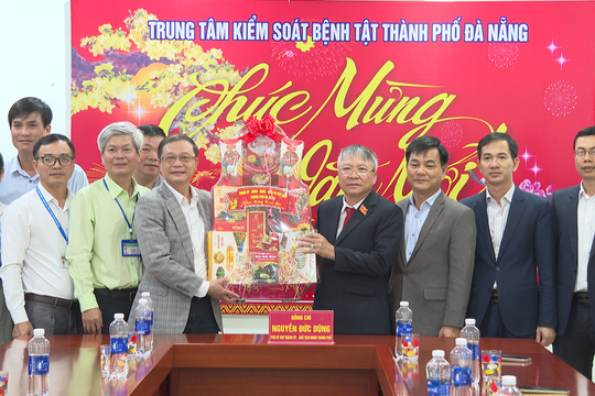 Phó Bí thư Thành ủy, Chủ tịch HĐND thành phố Nguyễn Đức Dũng dâng hương tưởng niệm các anh hùng liệt sĩ và chúc Tết các đơn vị