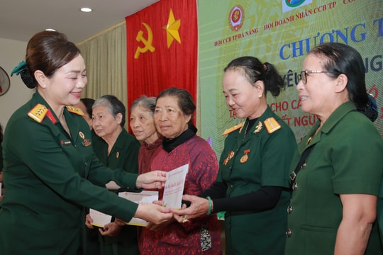 Trao hàng ngàn suất quà Tết cho hộ nghèo, nạn nhân chất độc da cam