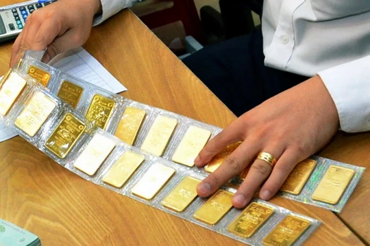 Giá vàng cập nhật 17h chiều nay 5/2/2026: Giá vàng SJC, nhẫn giảm từ 3 triệu; thế giới giảm xuống 4855 USD