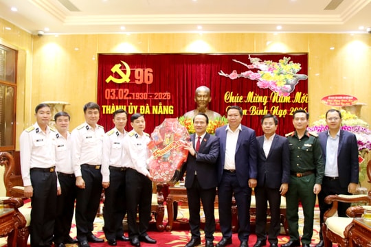 Đoàn công tác Lữ đoàn Tàu ngầm 189 Hải quân và Tàu ngầm 186 - Đà Nẵng đến thăm, chúc Tết Thành ủy