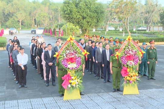 Lãnh đạo thành phố viếng hương tại Nghĩa trang liệt sĩ xã Chiên Đàn