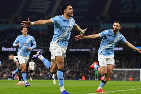 Omar Marmoush lập cú đúp, Man City hạ Newcastle để vào chung kết Carabao Cup