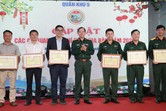 Bộ Tư lệnh Quân khu 5 gặp mặt các cơ quan báo chí