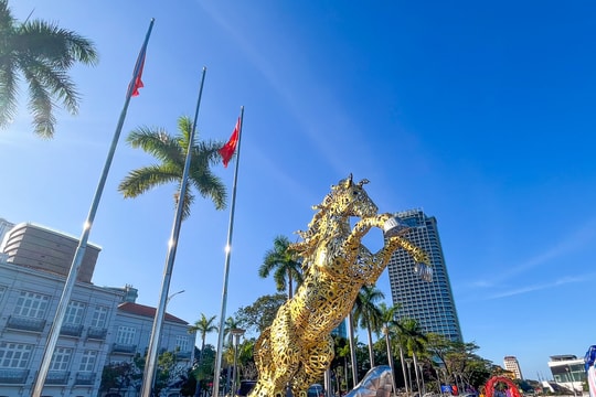 Golden horse mascot made from names of Da Nang’s 94 communes, wards and special zone