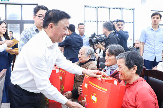 Thường trực Ban Bí thư Trần Cẩm Tú tặng quà Tết cho hộ nghèo, công nhân, lao động khó khăn tại Đà Nẵng