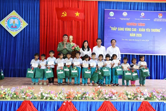 Sở Giáo dục và Đào tạo Đà Nẵng tặng quà Tết cho học sinh vùng cao