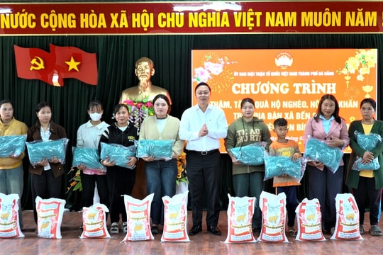Trao nhiều phần quà Tết đến người dân khó khăn