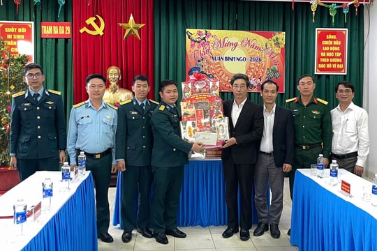 Phó Chủ tịch UBND thành phố Đà Nẵng Trần Chí Cường thăm, chúc Tết Trạm ra đa 29