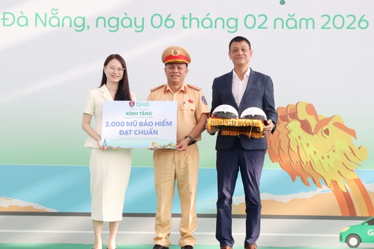 Trao tặng 4.000 mũ bảo hiểm cho công nhân, người lao động khó khăn