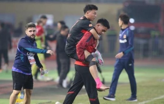 HLV Kim Sang-sik đối mặt khủng hoảng nhân sự khi bão chấn thương càn quét bóng đá Việt Nam