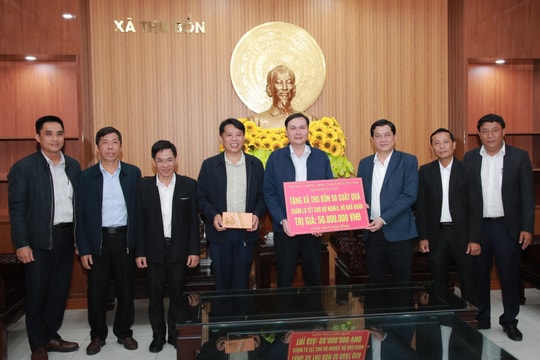 Phó Chủ tịch Thường trực HĐND thành phố Trần Phước Sơn tặng quà gia đình chính sách các xã Đại Lộc và Thu Bồn