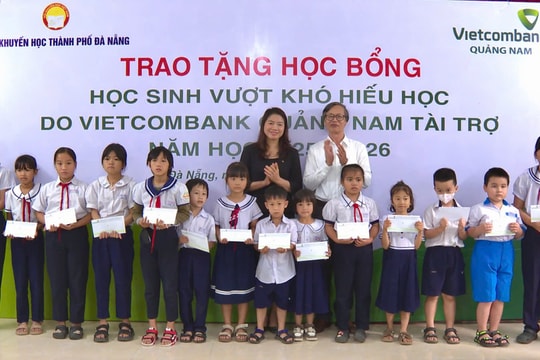 Trao 160 suất học bổng cho học sinh vượt khó, hiếu học