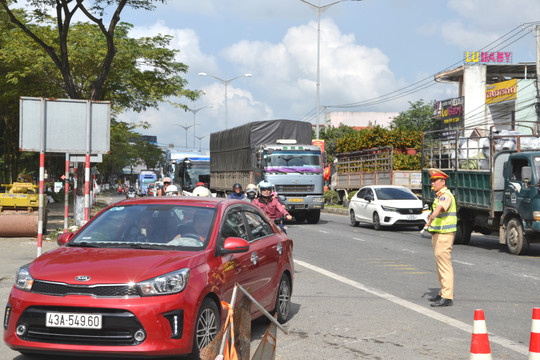 Cảnh sát giao thông phân luồng phục vụ sửa chữa nút giao ĐT607 và ĐH8.ĐB