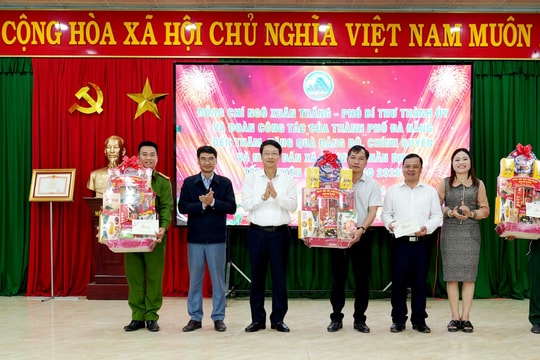 Phó Bí thư Thành ủy Đà Nẵng Ngô Xuân Thắng tặng quà Tết tại xã Avương