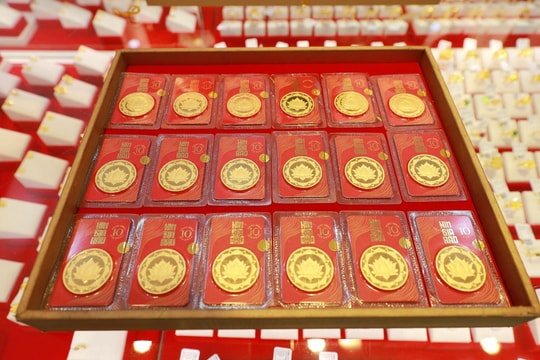 Giá vàng cập nhật 12h trưa nay 9/2/2026: Giá vàng SJC, nhẫn tăng lên 181,2 triệu; thế giới vượt 5000 USD