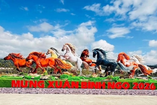 Linh vật ngựa Tết 2026: Từ tuấn mã Quảng Trị đến ngựa sắt cử động tại TP.HCM