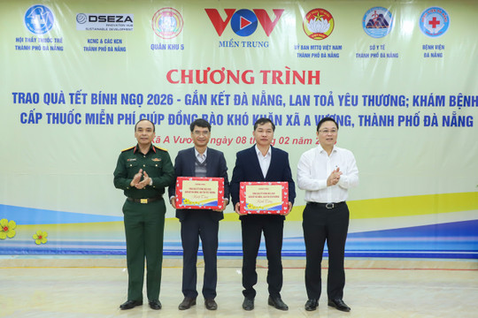 Trao 1.300 suất quà Tết tại xã A Vương, xã Hùng Sơn và công nhân có hoàn cảnh khó khăn