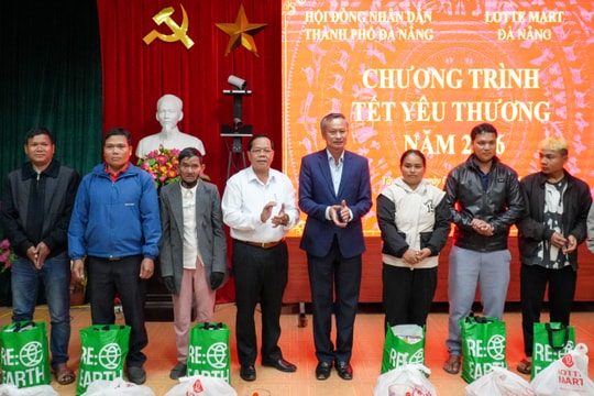 Lãnh đạo HĐND thành phố tặng quà Tết tại xã Tây Giang