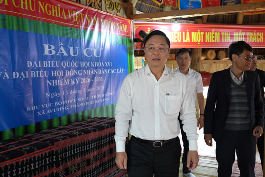 Chủ tịch Ủy ban MTTQ Việt Nam thành phố Lê Trí Thanh kiểm tra công tác chuẩn bị bầu cử tại xã Avương