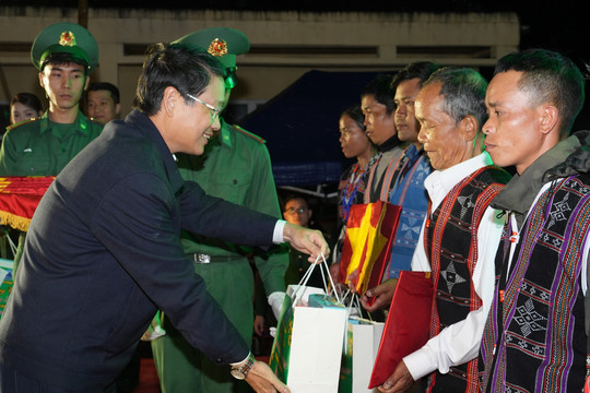 Lãnh đạo thành phố Đà Nẵng cùng bộ đội biên phòng chăm lo Tết nơi vùng biên