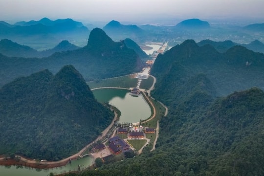 Thung Ui Ninh Bình: Tọa độ du lịch mới tựa phim trường cổ trang gần chùa Bái Đính