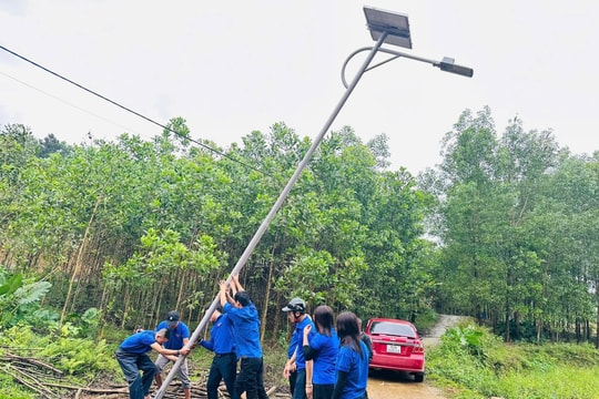 Xây dựng gần 2km thắp sáng đường quê bằng đèn năng lượng mặt trời tại xã Hiệp Đức