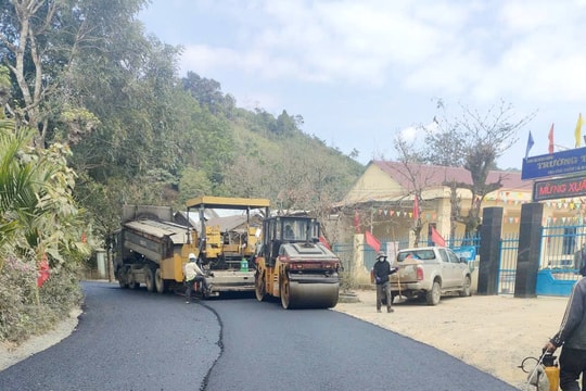 Khẩn trương sửa đường đón Tết
