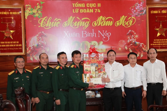 Chủ tịch Ủy ban MTTQ Việt Nam thành phố Đà Nẵng thăm, chúc Tết Lữ đoàn 74