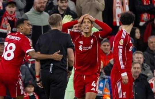 Liverpool gục ngã 1-2 trước Man City: 10 phút sụp đổ và sai lầm của Alisson