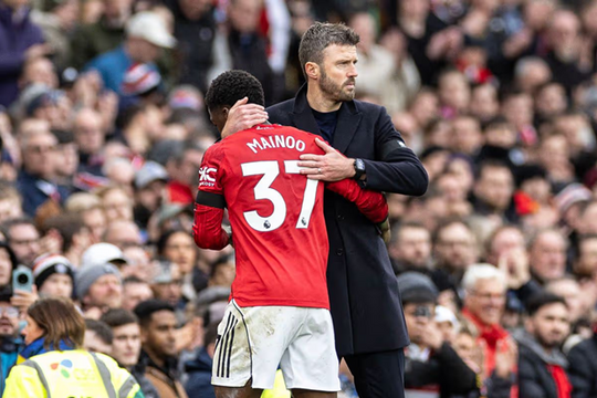 Michael Carrick và bài toán tìm người đá cặp cùng Kobbie Mainoo tại Man Utd