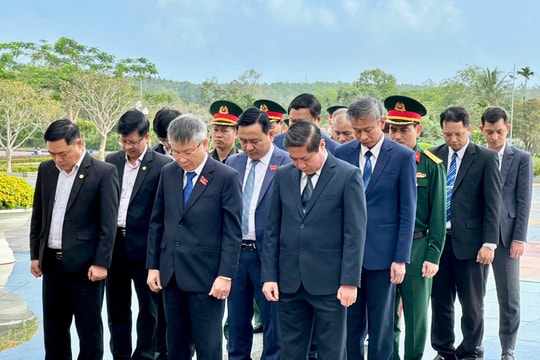 Lãnh đạo thành phố Đà Nẵng dâng hương Nghĩa trang liệt sĩ và Tượng đài Mẹ Việt Nam anh hùng