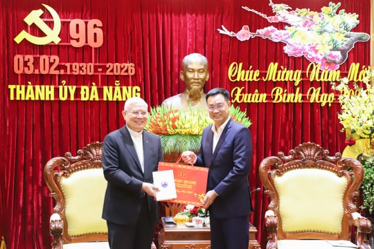Bí thư Thành ủy Lê Ngọc Quang tiếp Tòa Giám mục Giáo phận Đà Nẵng chúc Tết Thành ủy
