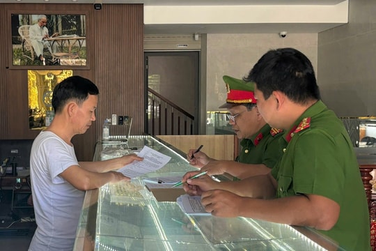 Công an phường Điện Bàn Đông tuyên truyền biện pháp phòng ngừa cướp tiệm vàng, ngân hàng