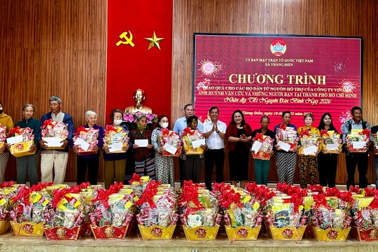 Trao tặng 100 suất quà Tết cho hộ có hoàn cảnh khó khăn tại xã Thăng Điền