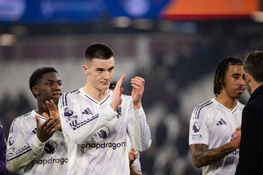 Michael Carrick và bài toán hàng công: Đã đến lúc tin dùng Benjamin Sesko?