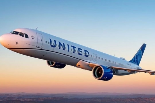 Nam tiếp viên United Airlines gây sốt khi quỳ xuống an ủi hành khách lỡ chuyến