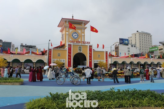 TP.HCM: Chợ Bến Thành và Hồ Con Rùa khoác áo mới, điểm hẹn check-in rực rỡ Tết Bính Ngọ 2026