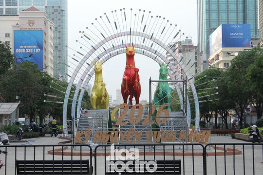 TP.HCM: Chiêm ngưỡng đường hoa Nguyễn Huệ 2026 dần hoàn thiện trước ngày khai mạc
