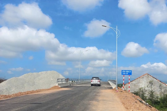 Một số phương tiện được lưu thông tạm qua cầu Văn Ly dịp Tết