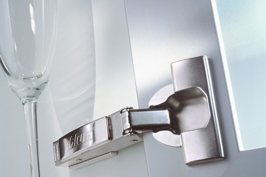 Hưng Thành phân phối bản lề Blum chính hãng, đáp ứng nhu cầu nội thất chất lượng cao
