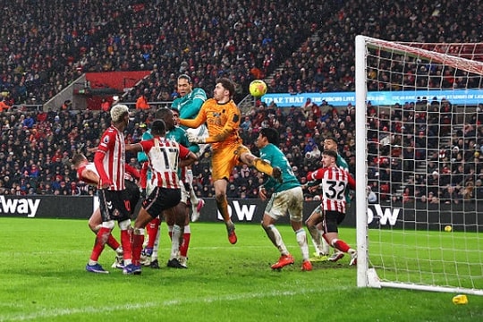 Van Dijk tỏa sáng giúp Liverpool hạ gục Sunderland để áp sát top 4