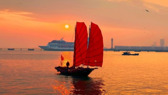 Vịnh Hạ Long: Những cánh buồm đỏ rực rỡ hồi sinh nét đẹp văn hóa xưa